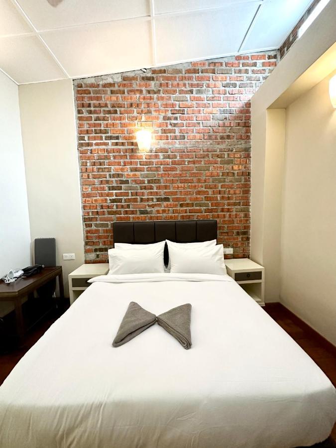 Madras Inn 58-1 Private Bathroom Джордж Таун Екстериор снимка